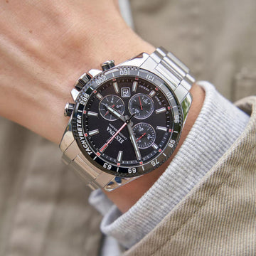 Αντρικό ρολόι Festina F20560/6 με ασημί ατσάλινο μπρασελέ, μαύρο καντραν, μηχανισμό μπαταρίας με ένδειξη ημερομηνίας και λειτουργία χρονογράφου, στρογγυλό στεφάνι με διάμετρο 45mm, αδιάβροχο στις 10ΑΤΜ-100Μ.